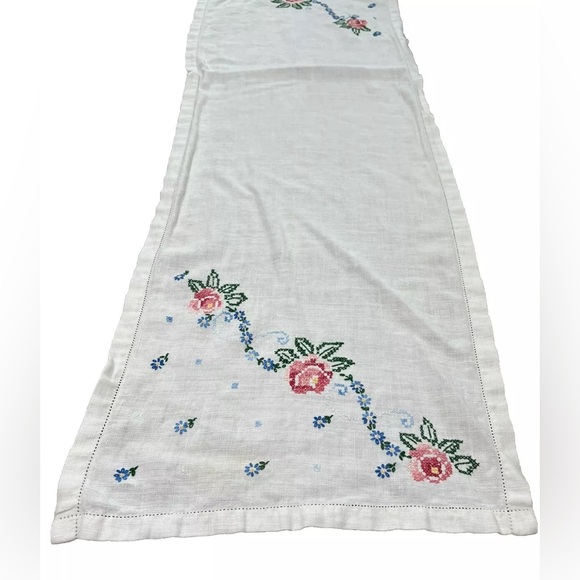 VTG Table Runner Dresser Scarf Floral Needlepoint Hemstitching Edge Cottagecore - Picture 3 of 11